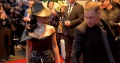 Copertina di Guardia del corpo pesta lo strascico del vestito di Kim Kardashian: lei inciampa, si gira e lo “fulmina” con uno sguardo – VIDEO