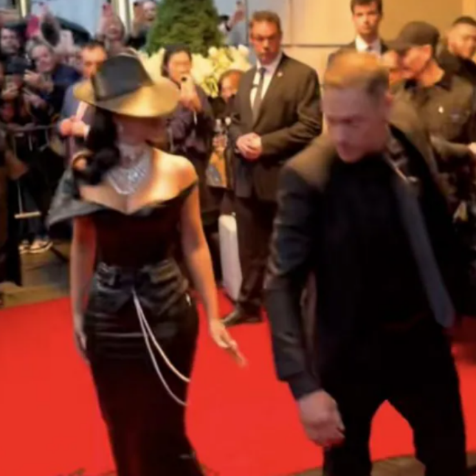 Guardia del corpo pesta lo strascico del vestito di Kim Kardashian: lei inciampa, si gira e lo “fulmina” con uno sguardo – VIDEO