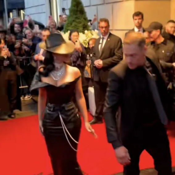 Guardia del da Ilfattoquotidiano.it guardia del corpo pesta lo strascico del vestito di kim kardashian lei inciampa si gira e lo fulmina con uno sguardo – video
