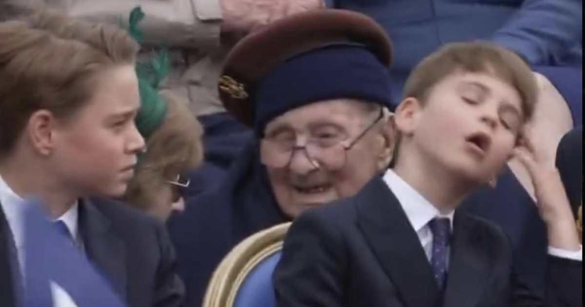 principe Louis da Ilfattoquotidiano.it il principe louis scatenato prende in giro il fratello george e lo imita il gesto diventa virale – video
