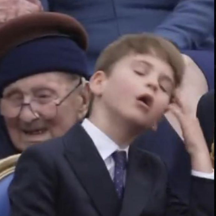 Il principe Louis scatenato prende in giro il fratello George e lo imita. Il gesto diventa virale – VIDEO