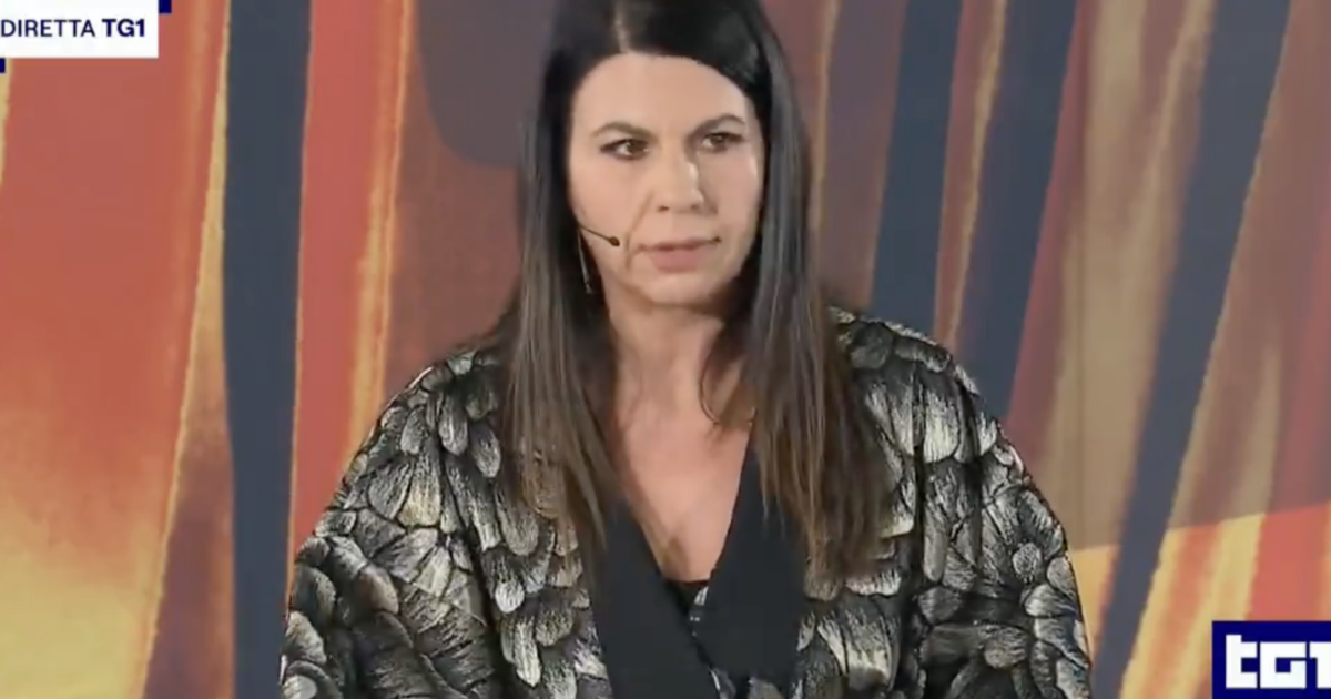 “Ministro Giuli, i suoi interventi possono essere ascoltati al contrario come un disco dei Black Sabbath”: Geppi Cucciari ironica ai David di Donatello “Ministro Giuli, i suoi interventi possono essere ascoltati al contrario come un disco dei Black Sabbath”: Geppi Cucciari ironica ai David di Donatello