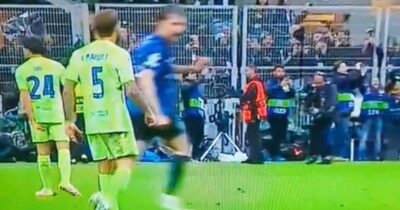 Copertina di Perché Acerbi era furioso con Inigo Martinez? Un replay svela il gesto orribile del difensore del Barcellona