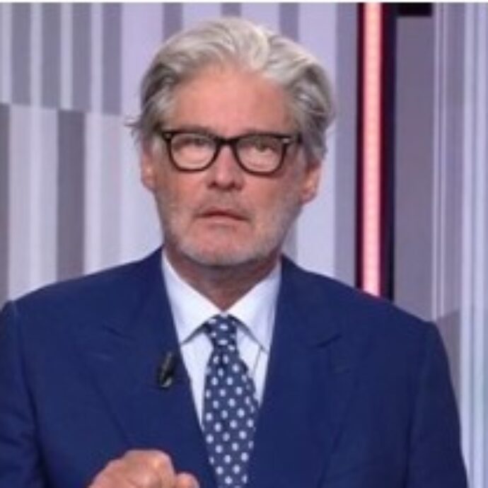 “Bianca rimettiti, sei forte. Se non lo fai per altri fallo per Mauro Corona. A parte gli scherzi, sei una roccia”: così Paolo Del Debbio annuncia che Berlinguer non va in onda