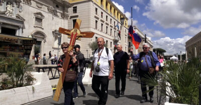 Copertina di Migliaia di fedeli in Piazza San Pietro nel giorno del conclave: le voci dell’attesa