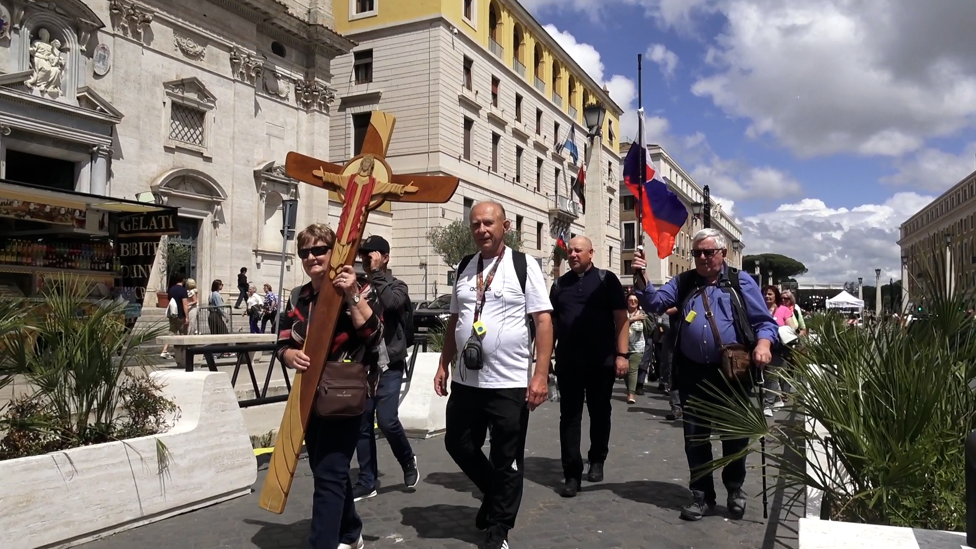Migliaia di fedeli in Piazza San Pietro nel giorno del conclave: le voci dell’attesa da ilfattoquotidiano.it Migliaia di fedeli in Piazza San Pietro nel giorno del conclave: le voci dell’attesa