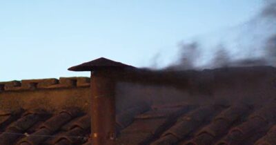 Copertina di Conclave, la prima fumata nera dopo tre ore e 17 minuti: rimandata l’elezione del nuovo Papa. In 45mila a san Pietro