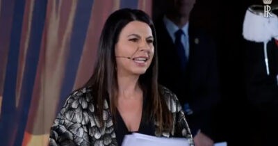 Copertina di Geppi Cucciari a Mattarella: “Quirinale un tempo usato dai Savoia come Airbnb, oggi il presidente è a un passo dall’usucapione” – Video