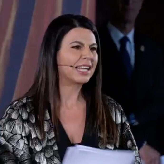 Geppi Cucciari a Mattarella: “Quirinale un tempo usato dai Savoia come Airbnb, oggi il presidente è a un passo dall’usucapione” – Video