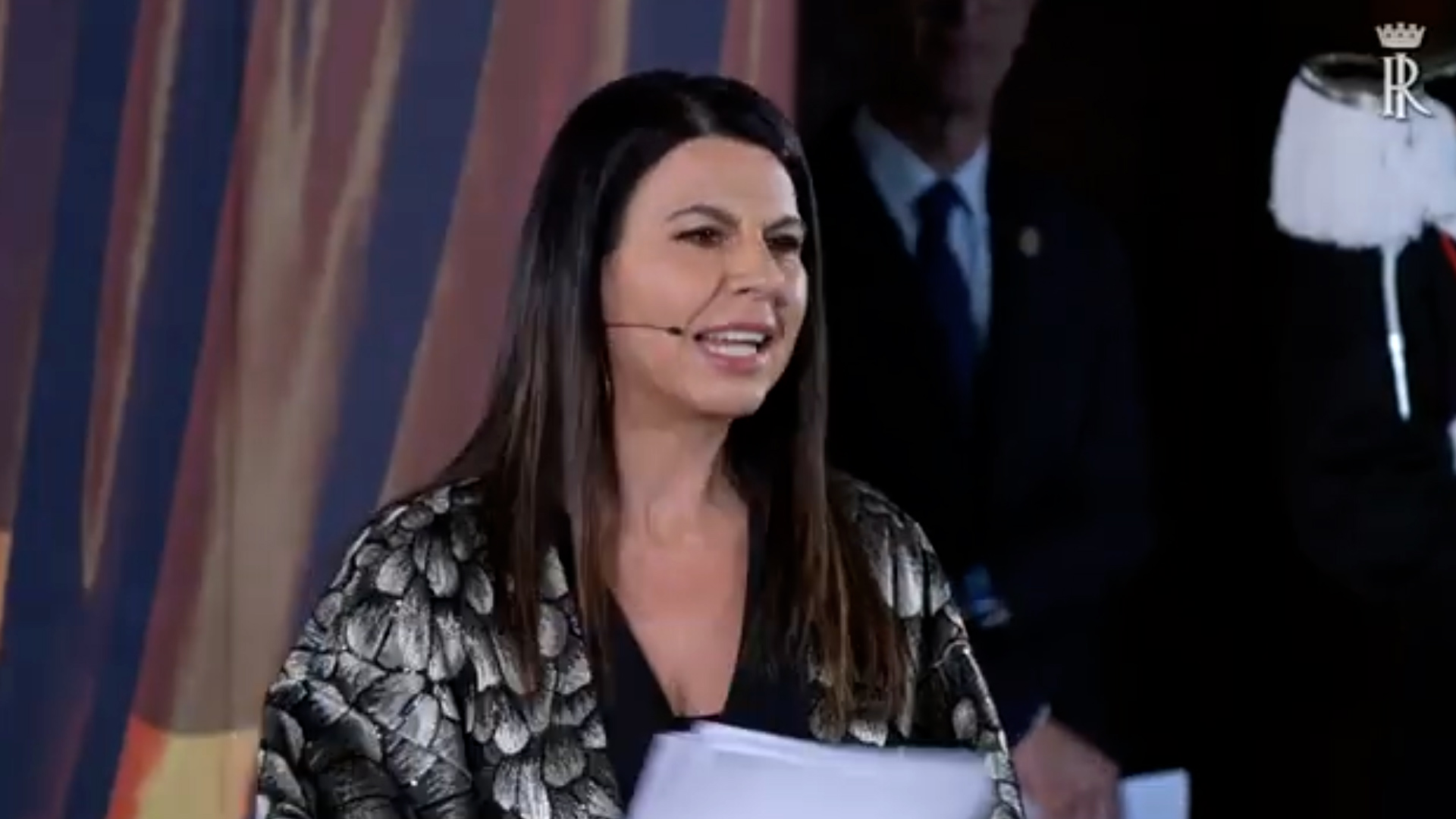 Geppi Cucciari a Mattarella: “Quirinale un tempo usato dai Savoia come Airbnb, oggi il presidente è a un passo dall’usucapione” – Video Geppi Cucciari a Mattarella: “Quirinale un tempo usato dai Savoia come Airbnb, oggi il presidente è a un passo dall’usucapione” – Video