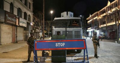 Copertina di L’India attacca il Pakistan: “Colpiti 9 siti di terroristi”. Islamabad risponde al fuoco e accusa: “Questo è un atto di guerra”