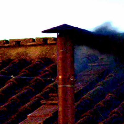 Copertina di Conclave, la fumata è nera: il primo voto per contarsi finisce tardi