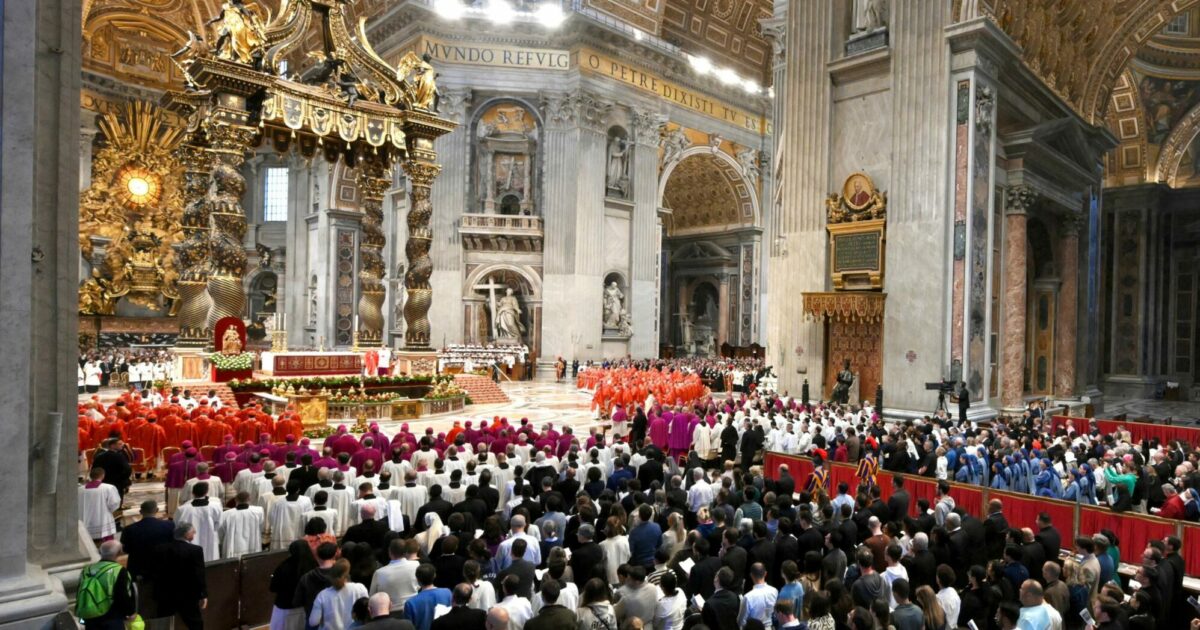 Conclave, l’elezione del nuovo Papa in diretta – L’omelia del cardinale Re: “Il mondo si aspetta tanto dalla Chiesa” Conclave, l’elezione del nuovo Papa in diretta – L’omelia del cardinale Re: “Il mondo si aspetta tanto dalla Chiesa”