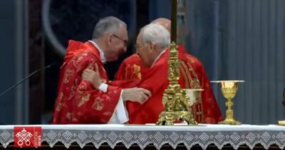 Copertina di Conclave, l’elezione del nuovo Papa in diretta – L’omelia del cardinale Re: “Il mondo si aspetta tanto dalla Chiesa”