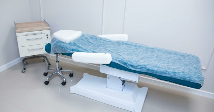 “Simulavano visite ginecologiche per abusare e filmare le vittime”: radiologo e un complice arrestati