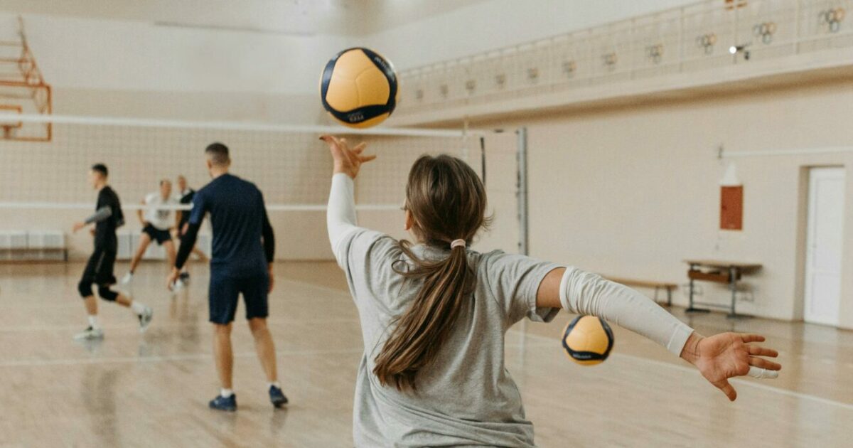Allenatore di volley arrestato per abusi: molestava le atlete con la scusa della riabilitazione