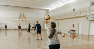 Allenatore di volley arrestato per abusi: molestava le atlete con la scusa della riabilitazione