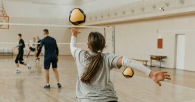 Copertina di Allenatore di volley arrestato per abusi: molestava le atlete con la scusa della riabilitazione