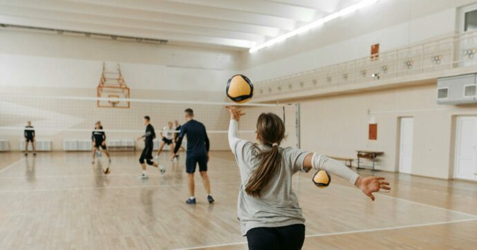 Allenatore di volley arrestato per abusi: molestava le atlete con la scusa della riabilitazione