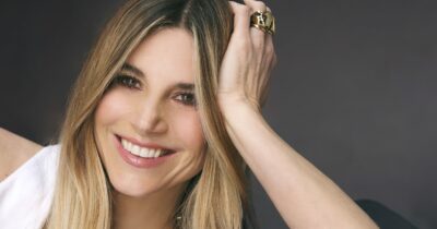Copertina di Nicoletta Romanoff: "La morte di mio fratello è stata l'esplosione di una bomba all'interno delle nostre vite. Dopo anni ho guardato il dolore in faccia"