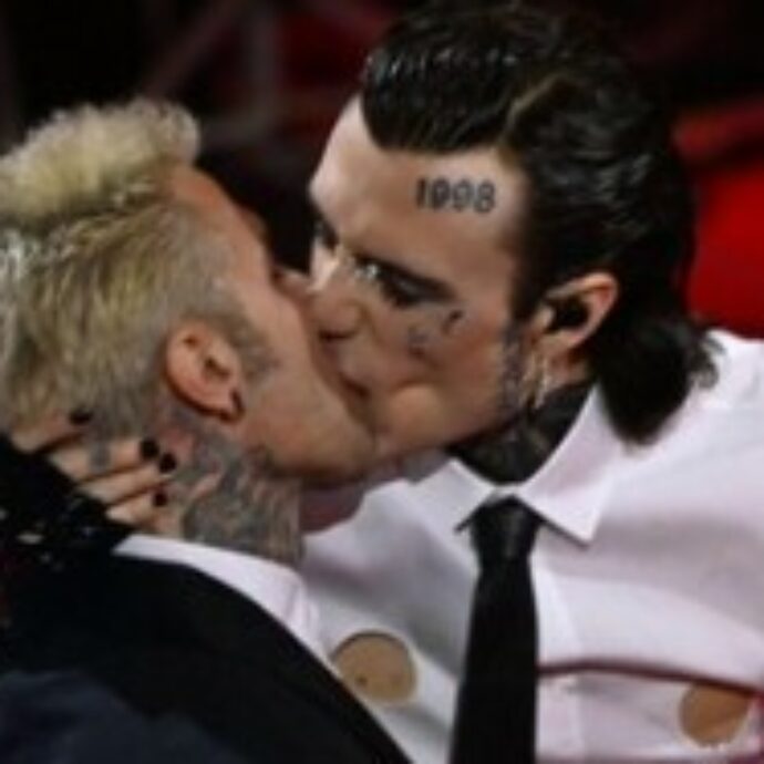 “Il bacio con Fedez a Sanremo? Studiato a tavolino ma Chiara Ferragni non sapeva nulla. Nella mia vita non esiste la monogamia”: Rosa Chemical ospite di Mondo Cash