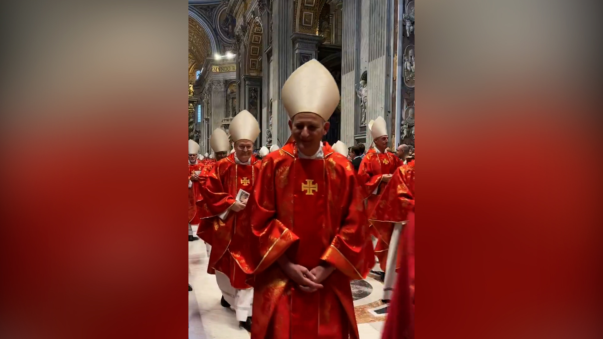 Conclave, Zuppi rompe il silenzio durante la messa e risponde a una fedele: “Buongiorno” Conclave, Zuppi rompe il silenzio durante la messa e risponde a una fedele: “Buongiorno”