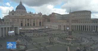 Copertina di Conclave, la diretta video del secondo giorno: la telecamera su San Pietro e sul camino delle fumate – Video