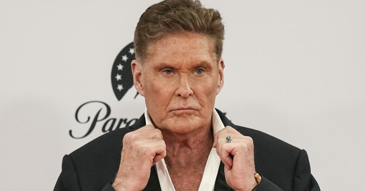 “David Hasselhoff deve sottoporsi a un intervento”: l’ex star della serie tv “Baywatch” è sulla sedia a rotelle “David Hasselhoff deve sottoporsi a un intervento”: l’ex star della serie tv “Baywatch” è sulla sedia a rotelle