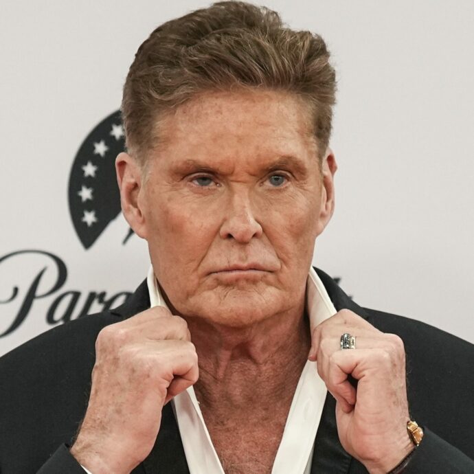 “David Hasselhoff deve sottoporsi a un intervento”: l’ex star della serie tv “Baywatch” è sulla sedia a rotelle