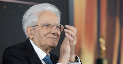 Copertina di Il messaggio di Mattarella al nuovo Papa Leone XIV. Meloni: "Un potente richiamo alla pace"