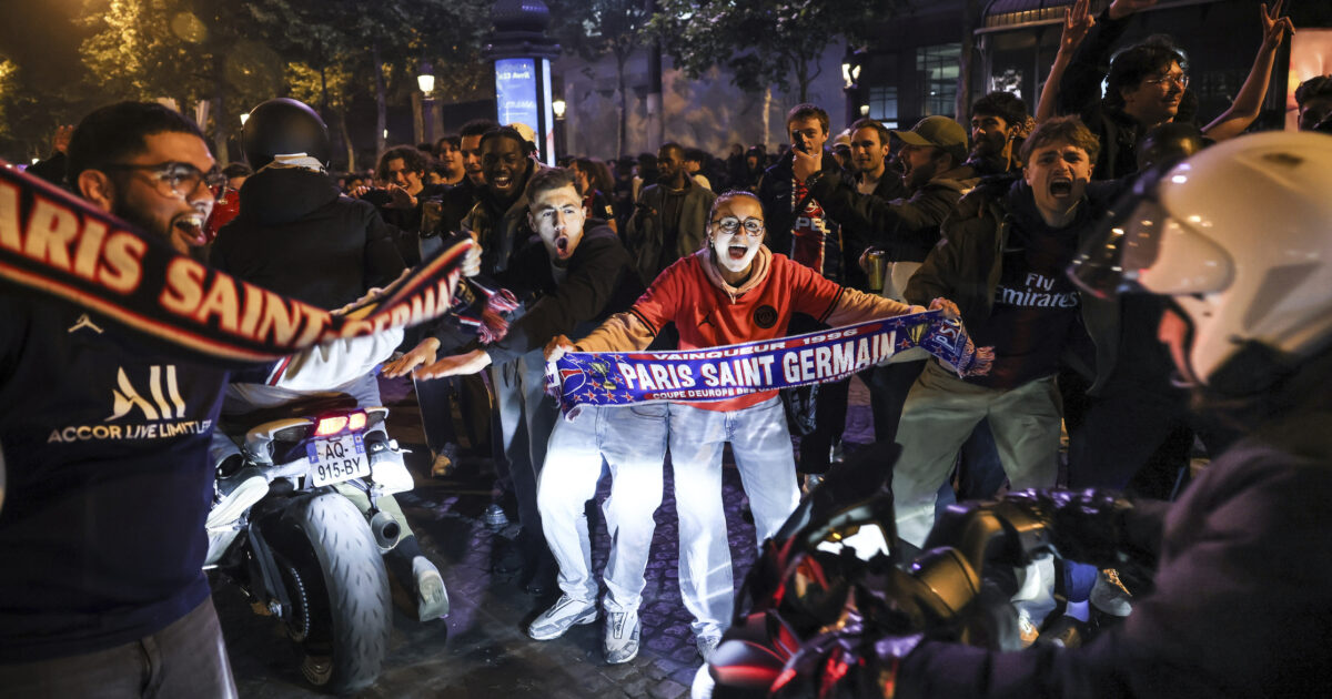 Notte horror a Parigi per il Psg in finale di Champions: auto sulla folla, risse e incendi. Un bambino è in pericolo di vita, 44 arresti Notte horror a Parigi per il Psg in finale di Champions: auto sulla folla, risse e incendi. Un bambino è in pericolo di vita, 44 arresti