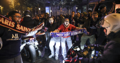 Copertina di Notte horror a Parigi per il Psg in finale di Champions: auto sulla folla, risse e incendi. Un bambino è in pericolo di vita, 44 arresti