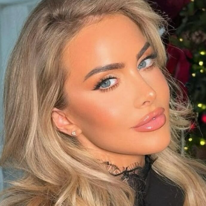 “Ho fatto così tanti ritocchi estetici che il mio passaporto non funziona ai gate elettronici degli aeroporti”, il surreale racconto dell’influencer Ashley Stobart