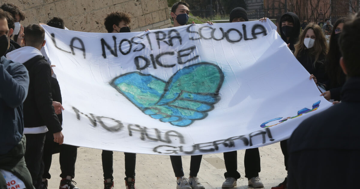 “L’Europa deve prevenire le guerre, non diventare un esercito”. “Riarmo? Solo se protegge”: così gli studenti parlano oggi dell’Ue “L’Europa deve prevenire le guerre, non diventare un esercito”. “Riarmo? Solo se protegge”: così gli studenti parlano oggi dell’Ue