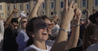 L'attesa e poi il boato: la festa dei fedeli davanti alla fumata bianca