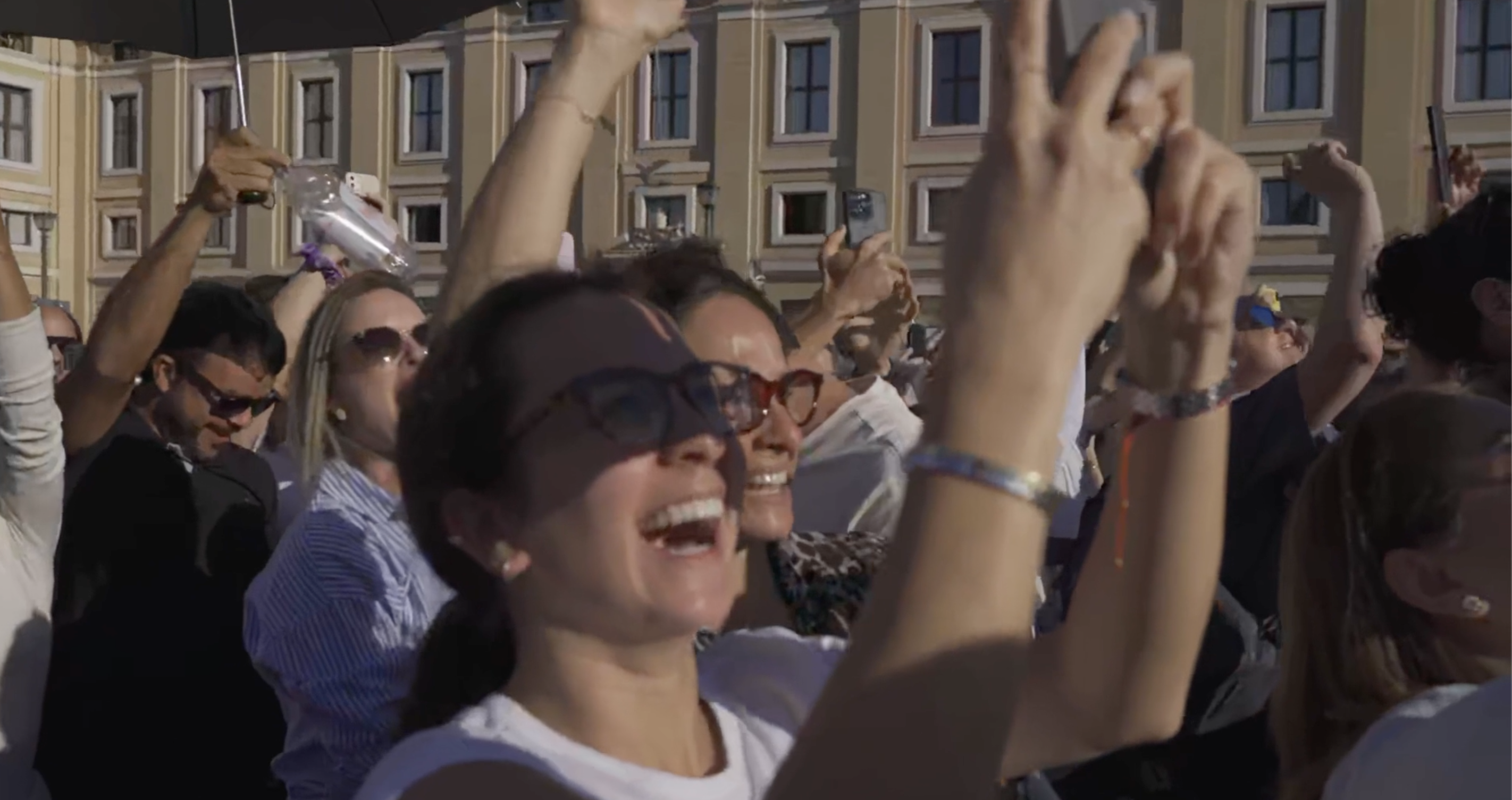 L’attesa e poi il boato: la festa dei fedeli raccolti a San Pietro davanti alla fumata bianca L’attesa e poi il boato: la festa dei fedeli raccolti a San Pietro davanti alla fumata bianca