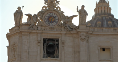 Copertina di La fumata bianca e le campane a festa per l’elezione del Papa