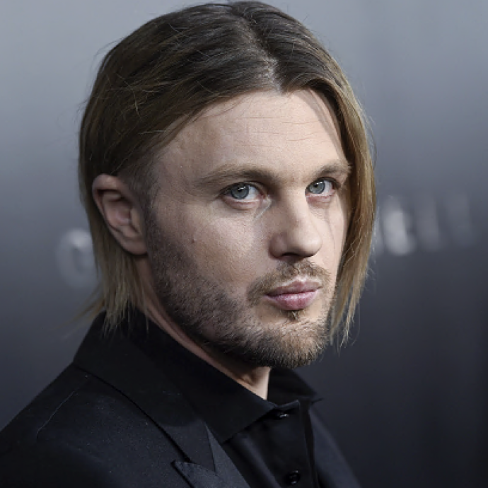 “L’ex fidanzata è stata picchiata con un blocco di cemento, aggredita sessualmente e poi strangolata”: Michael Pitt è stato arrestato e portato in tribunale