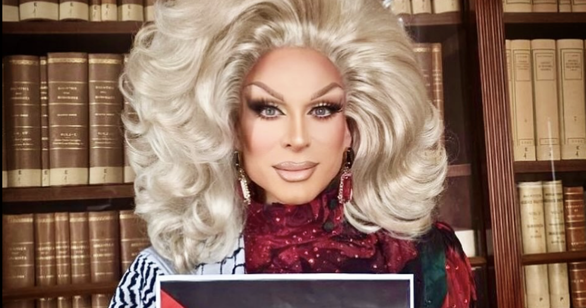 “Un soggetto privo di competenze educative e bardato di kefiah”: bufera politica sulla drag queen Priscilla che ha incontrato gli studenti di un Liceo