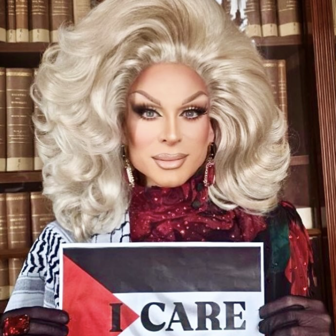 “Un soggetto privo di competenze educative e bardato di kefiah”: bufera politica sulla drag queen Priscilla che ha incontrato gli studenti di un Liceo