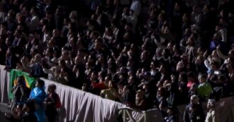 Il boato e gli smartphone all’insù: la reazione dei fedeli in piazza San Pietro alla prima fumata nera – Video