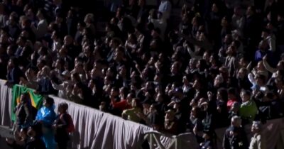 Copertina di Il boato e gli smartphone all’insù: la reazione dei fedeli in piazza San Pietro alla prima fumata nera – Video