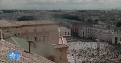 Copertina di Conclave, il video della seconda fumata nera: la reazione dei fedeli in piazza San Pietro