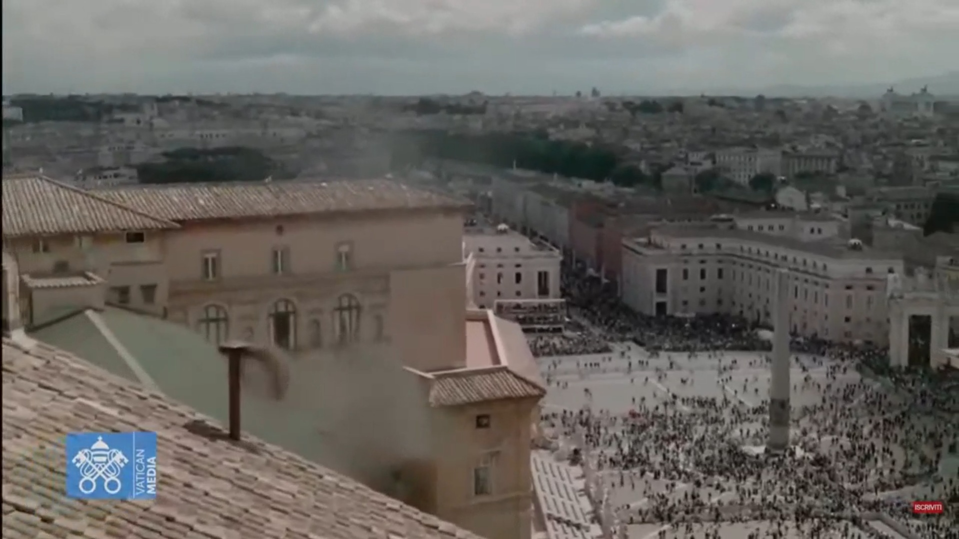 Conclave, il video della seconda fumata nera: la reazione dei fedeli in piazza San Pietro Conclave, il video della seconda fumata nera: la reazione dei fedeli in piazza San Pietro