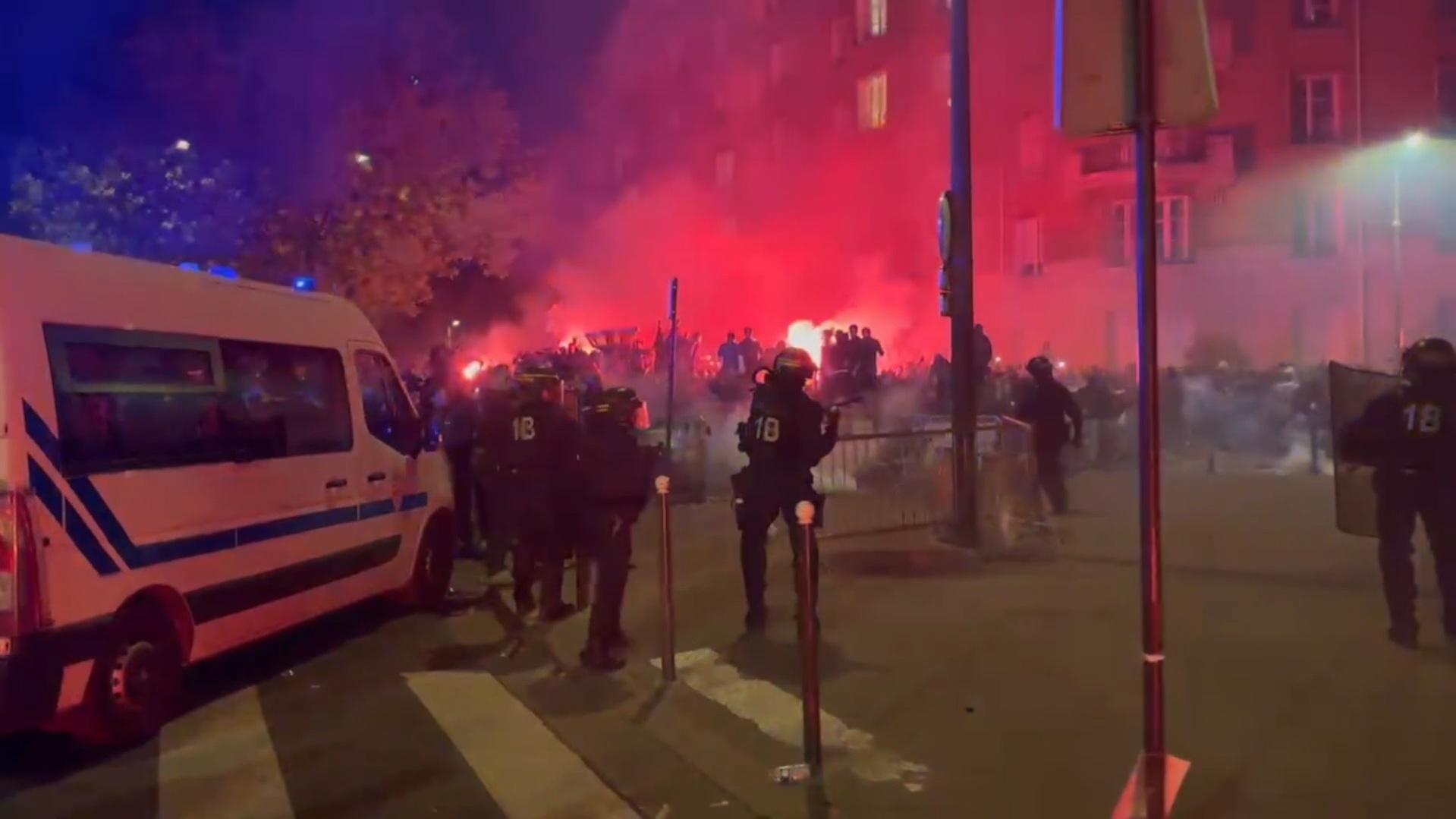 Paris Saint Germain Arsenal, scontri tra tifosi e polizia tra le strade della capitale – Video Paris Saint Germain Arsenal, scontri tra tifosi e polizia tra le strade della capitale – Video