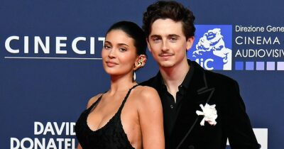 Copertina di David di Donatello 2025 – Diretta tv interminabile. Sala semivuota e assenti, ma c’erano Chalamet e Baker