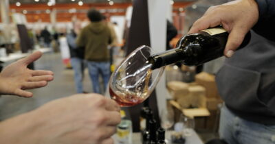Copertina di VinNatur compie 20 anni. Il “conclave” dei naturalisti sfida i colossi industriali: “Studiamo i difetti per migliorare i nostri vini”