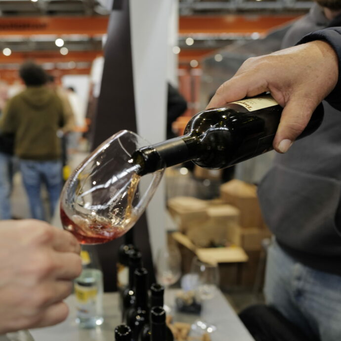 VinNatur compie 20 anni. Il “conclave” dei naturalisti sfida i colossi industriali: “Studiamo i difetti per migliorare i nostri vini”