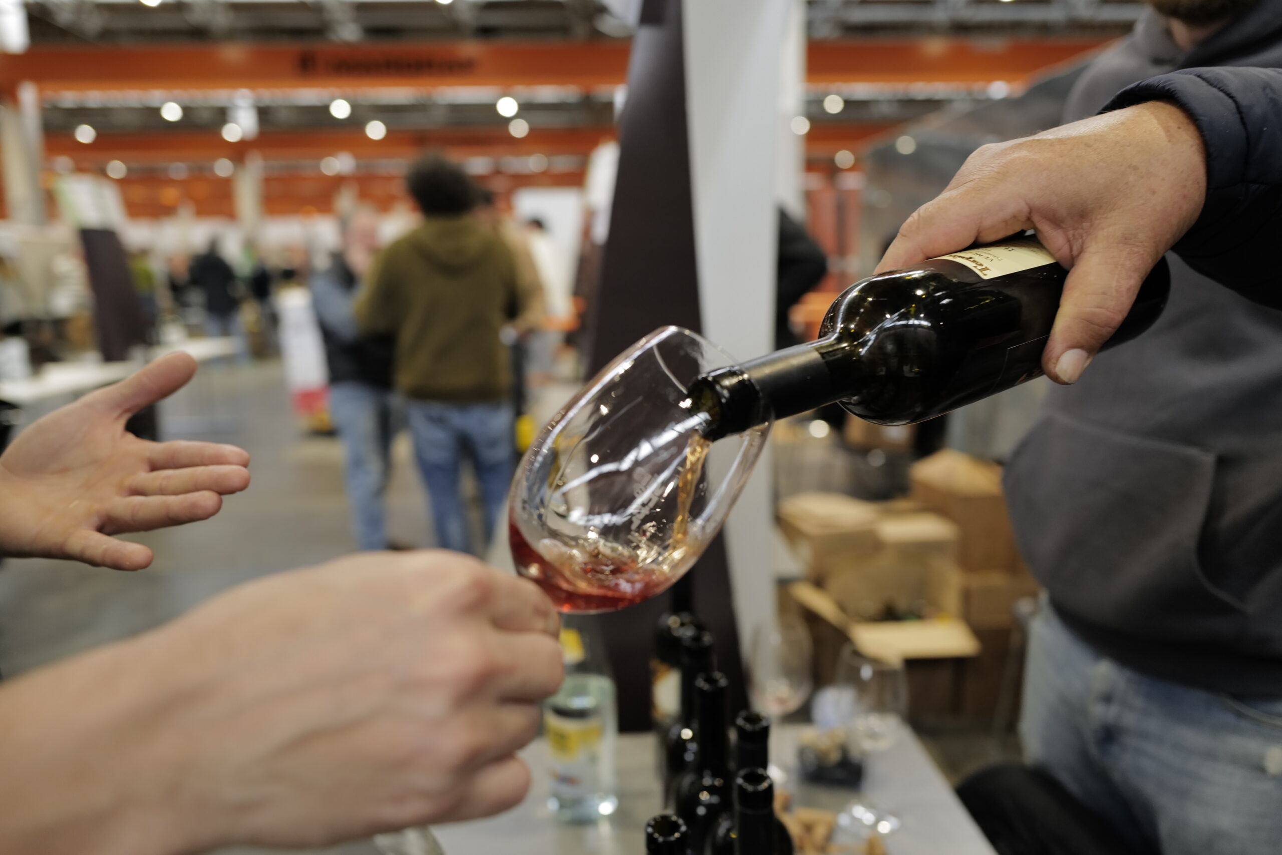VinNatur compie 20 anni. Il “conclave” dei naturalisti sfida i colossi industriali: “Studiamo i difetti per migliorare i nostri vini” VinNatur compie 20 anni. Il “conclave” dei naturalisti sfida i colossi industriali: “Studiamo i difetti per migliorare i nostri vini”