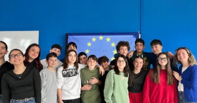 Copertina di “Mandiamo gli studenti come ‘ambasciatori dell’Ue’ tra i banchi di scuola. In nome di Antonio Megalizzi”